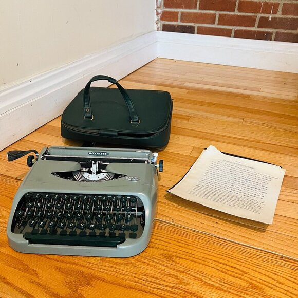 60s Royal Royalite portable typewriter 1960s ultralight manual typewriter soft c - Picture 1 of 16